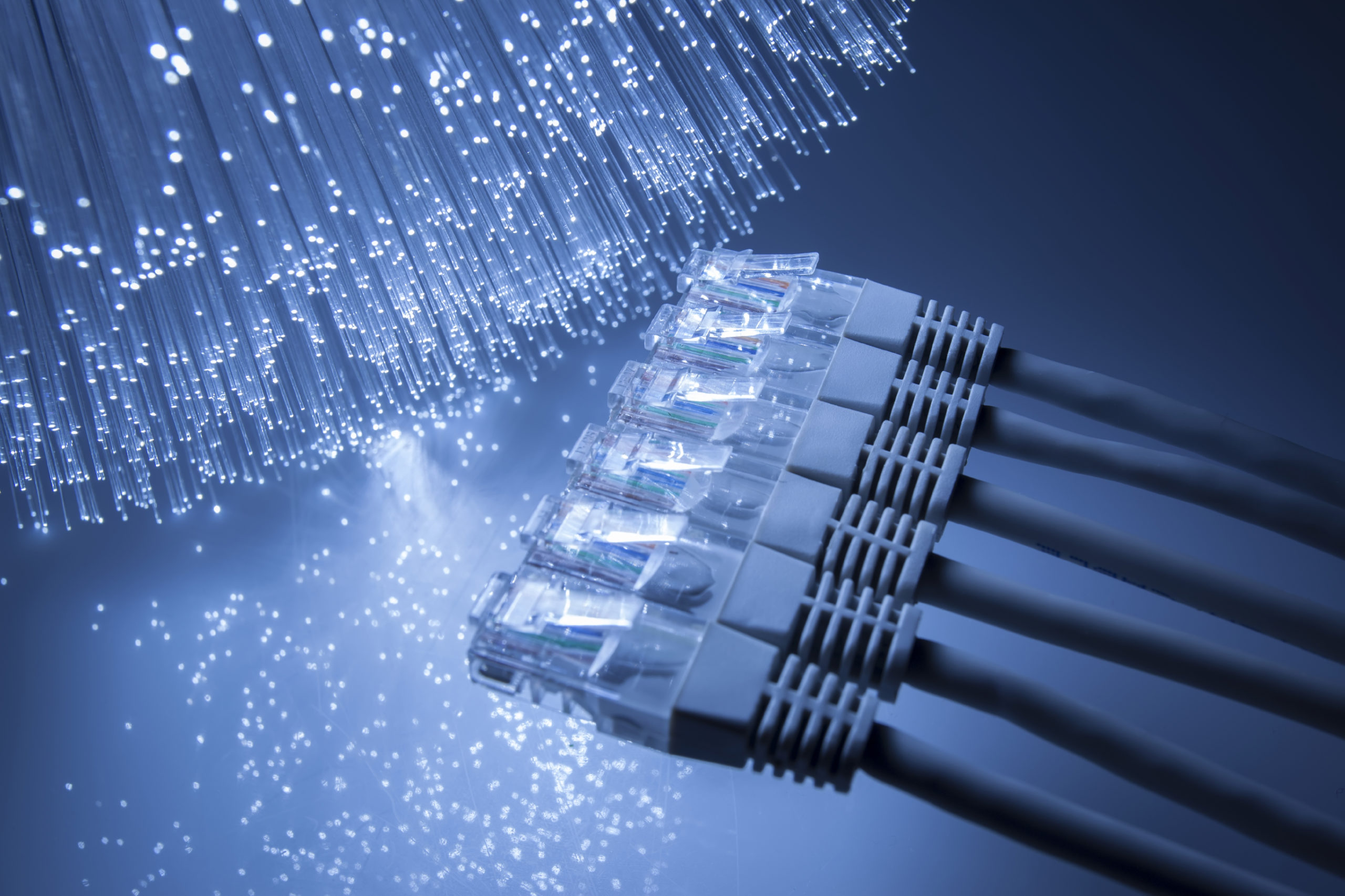 Телекоммуникационная связь интернет. Провод Ethernet ВОЛС. Оптоволокно сетевой кабель. Волоконно-оптические линии связи. Сетевое оборудование компьютерных сетей оптоволокно.